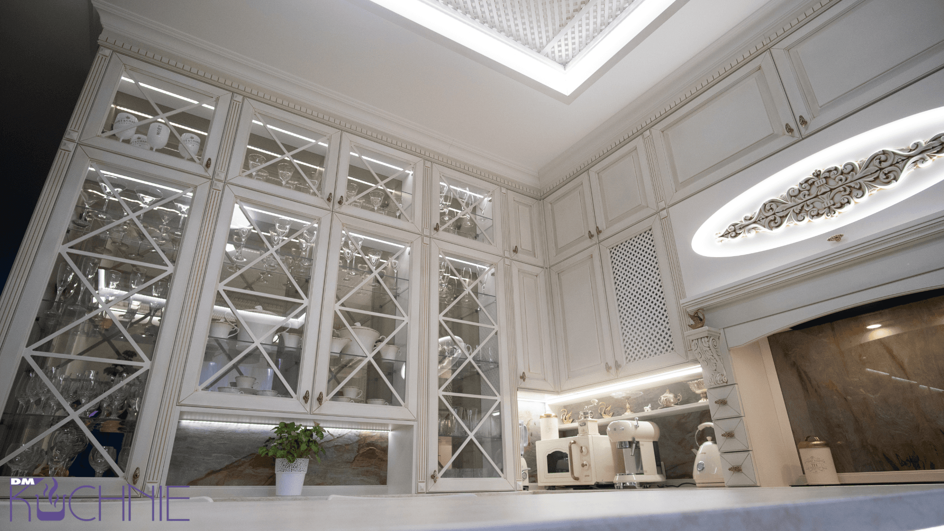 Kuchnia na wymiar Warszawa – klasyczna zabudowa kuchenna z witrynami, przeszklone szafki i ozdobne detale