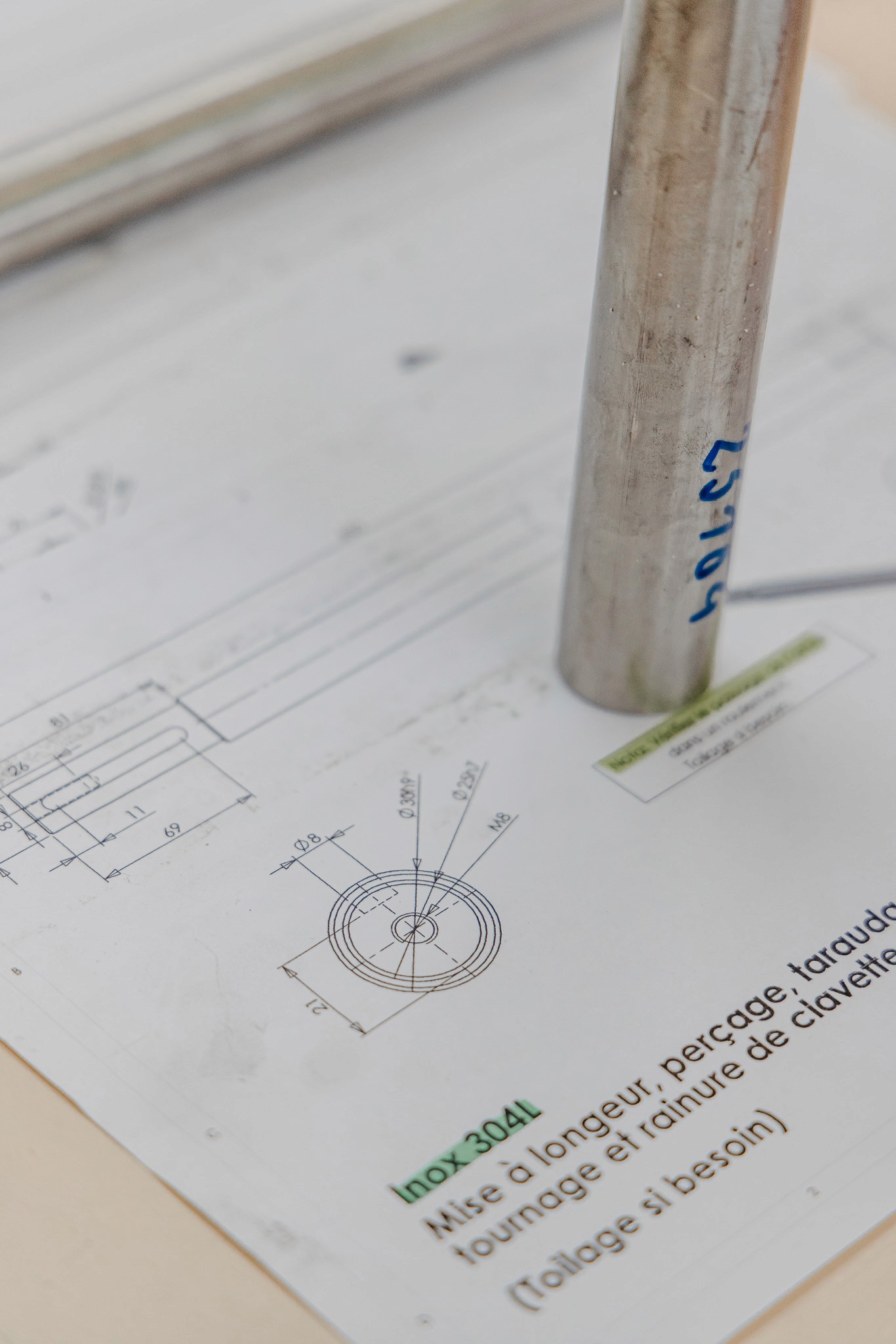 Barre en inox posée sur les plans de sa conception par MDM