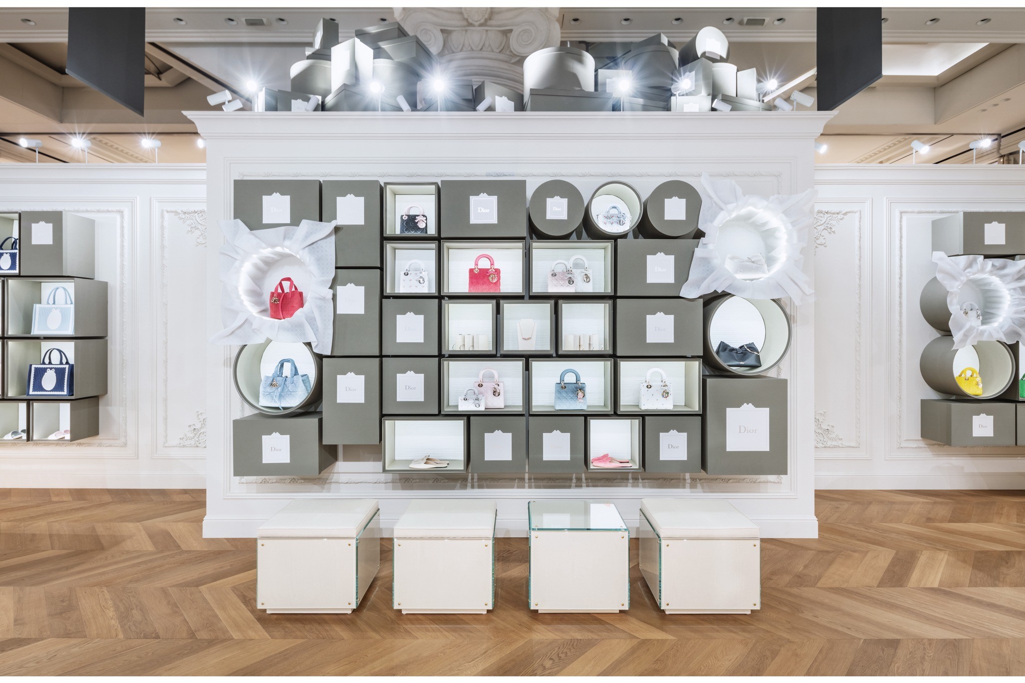 신세계 강남 Dior 팝업 박스 조형물 설치 전경, 천장까지 적층된 대형 조형물 — Team Lorem