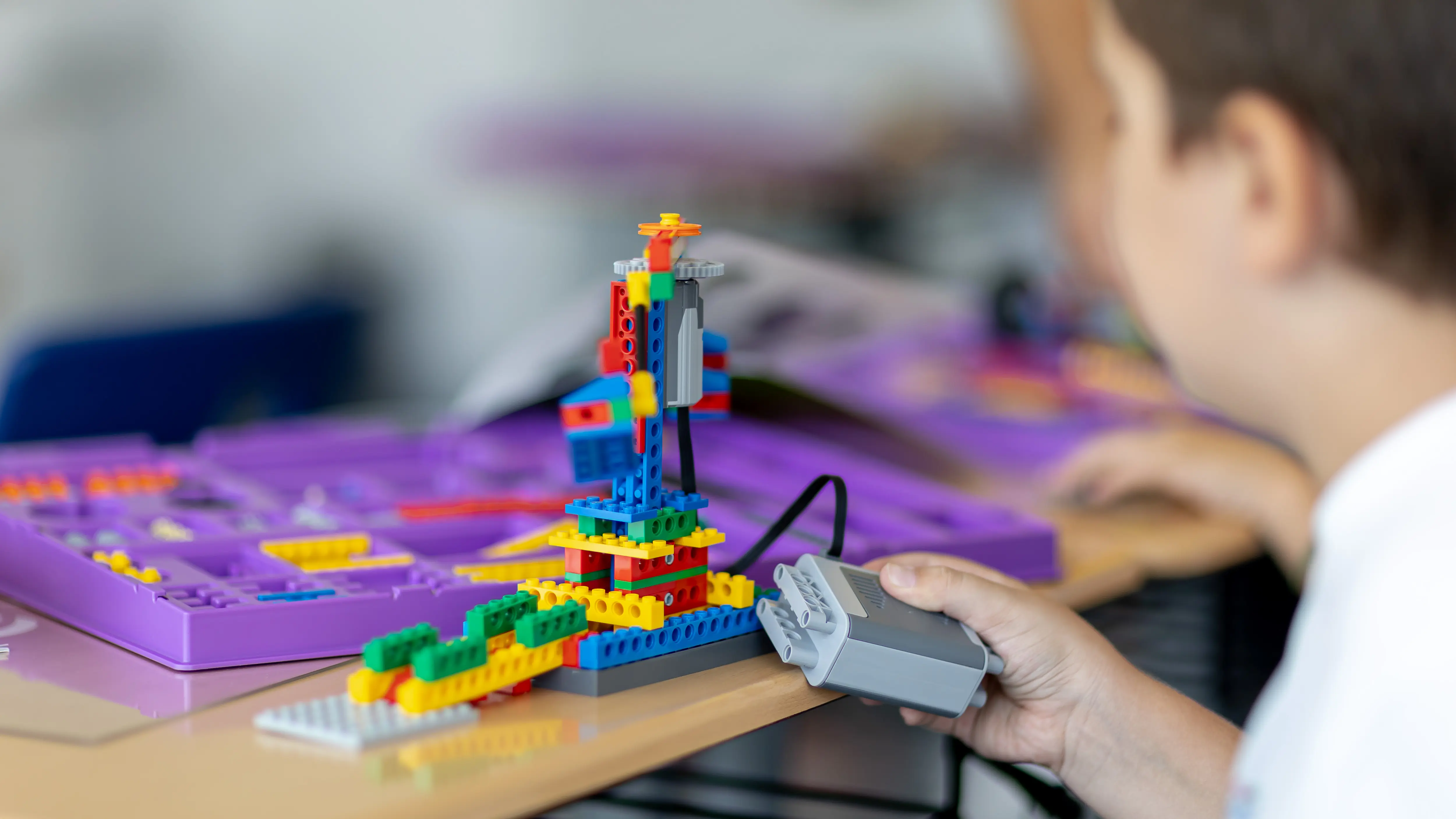 Enfant participant à un atelier de robotique éducative avec des blocs LEGO au programme Young Engineers sur la Rive-Sud de Montréal.