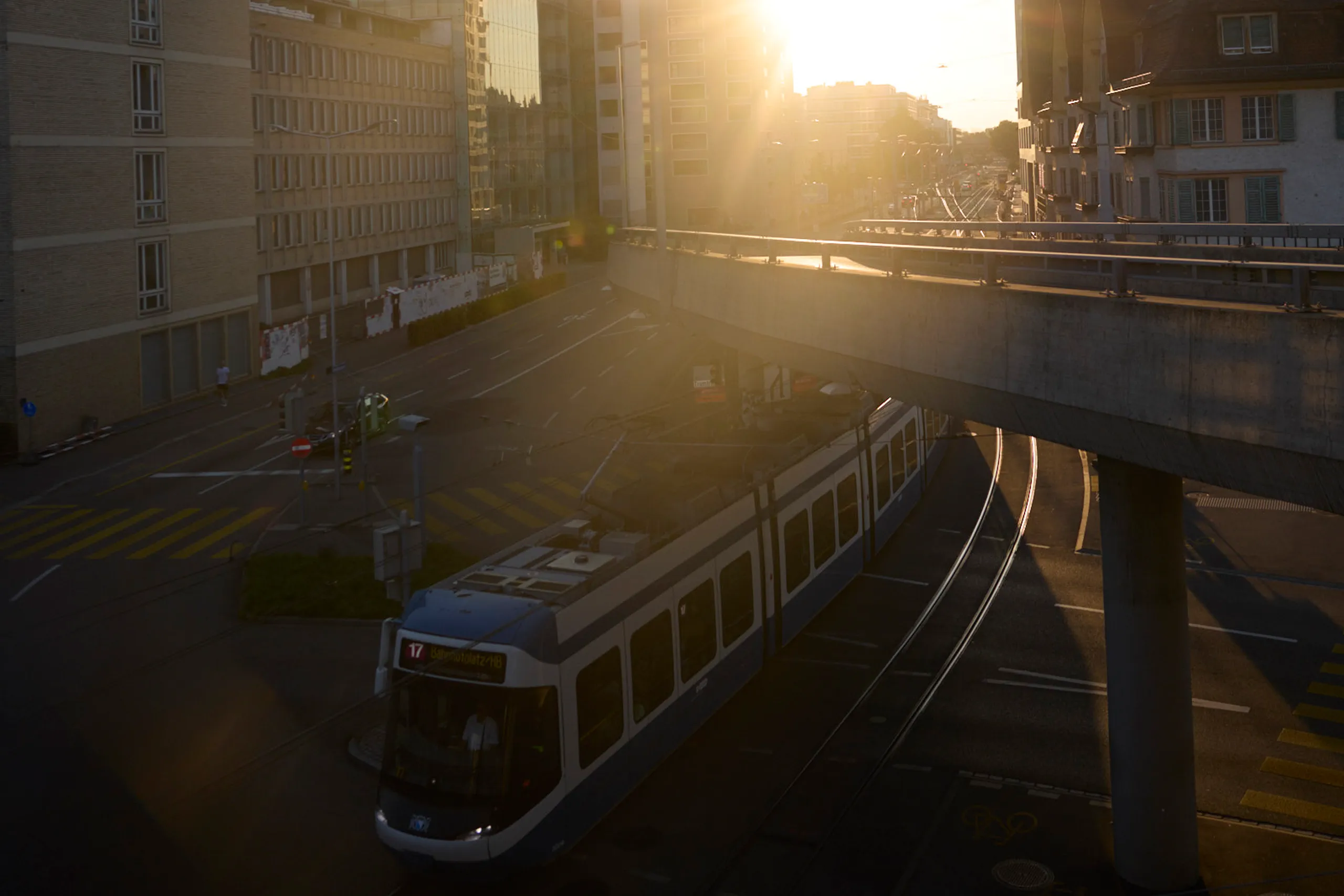 Nahaufnahme eines Gesichts im Sonnenlicht – Wärme, Ruhe und Natürlichkeit als Sinnbild für das Leben in MARTA.