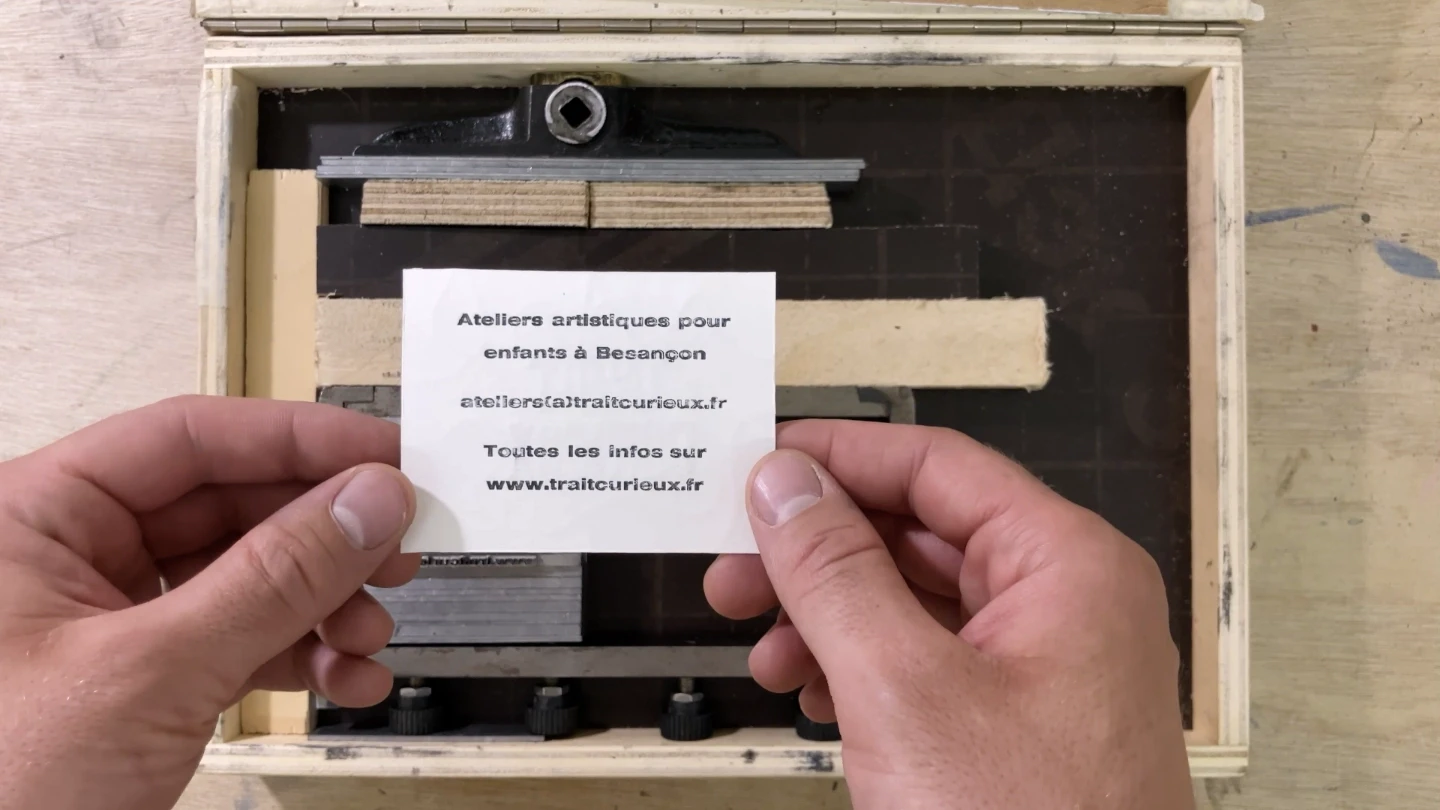 Carte de visite Trait Curieux imprimée en caractères mobiles au plomb à l'atelier à Besançon, Très Sérieux