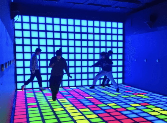 Spelers op een kleurrijke interactieve LED-vloer