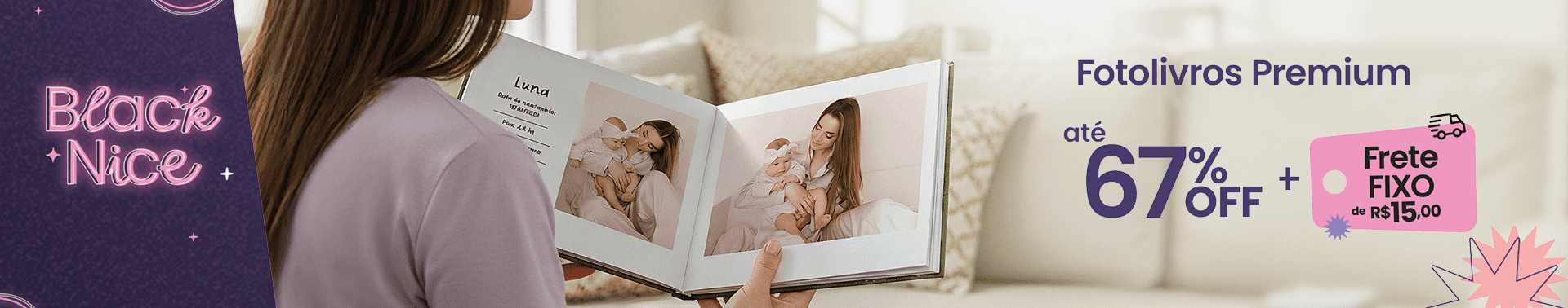 Pessoa folheando fotolivro capa dura premium com fotos de pai e filha sorrindo, em ambiente aconchegante, com até setenta por cento de desconto e frete fixo de quinze reais