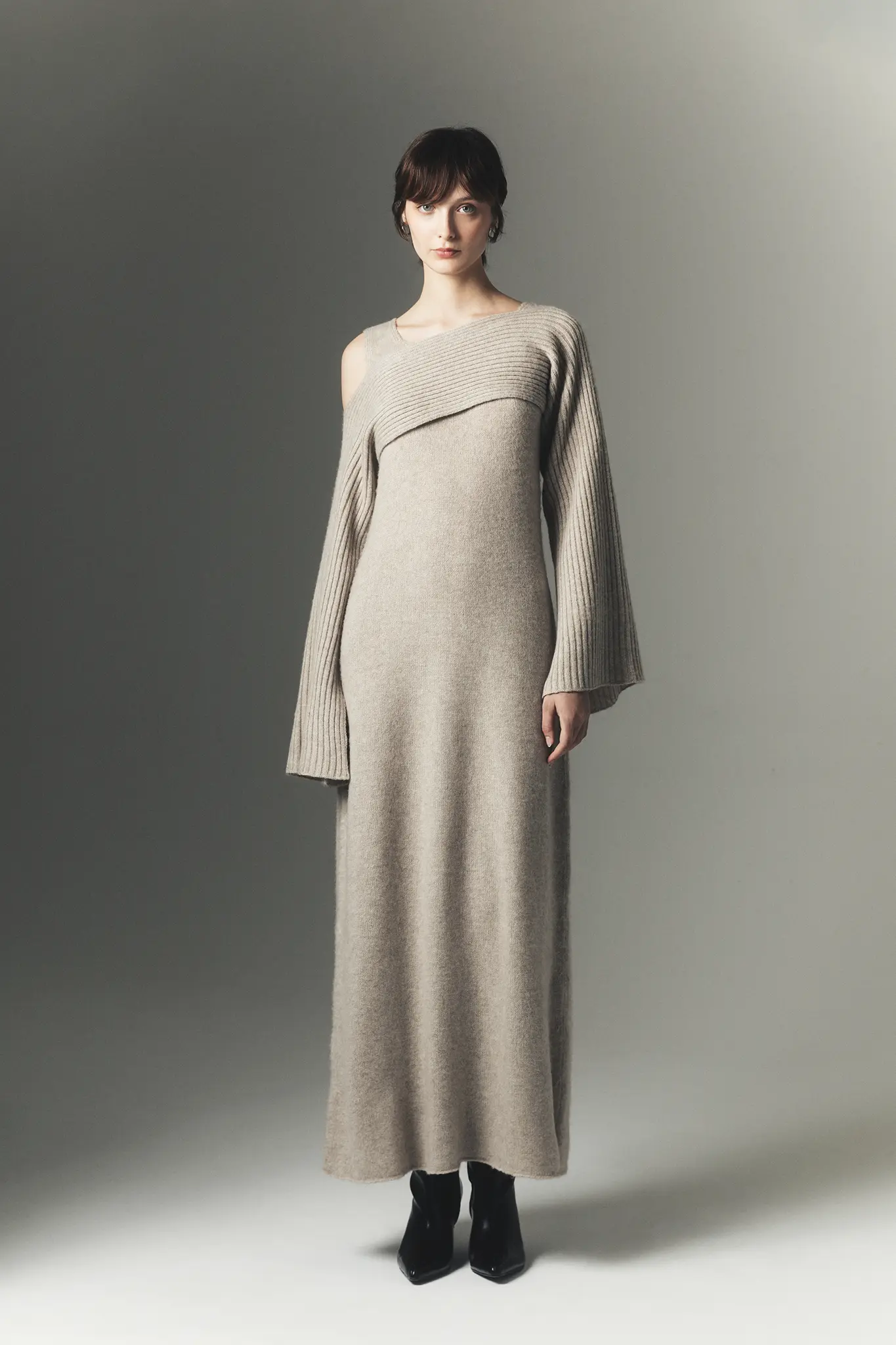 Woman in taupe one-shoulder cashmere dress – Aida Barni FW25/26 collection.