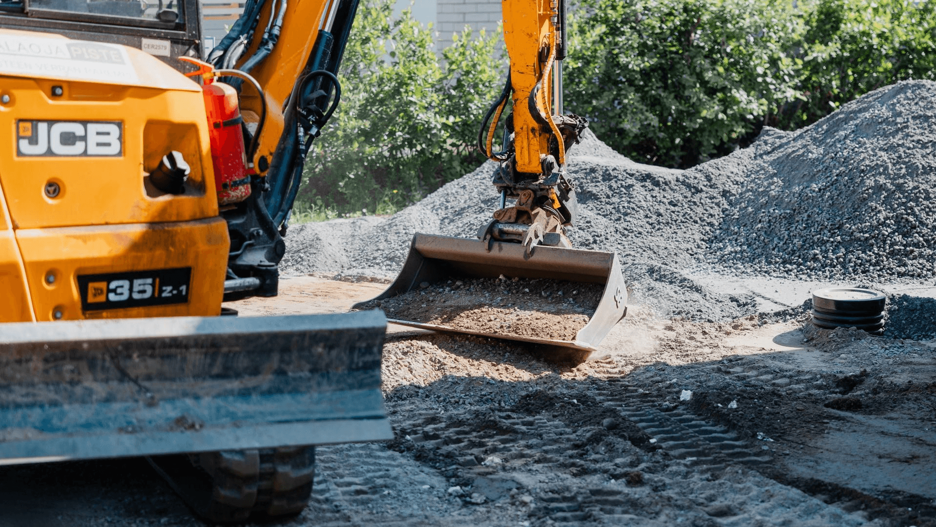 JCB kaivinkone käytössä