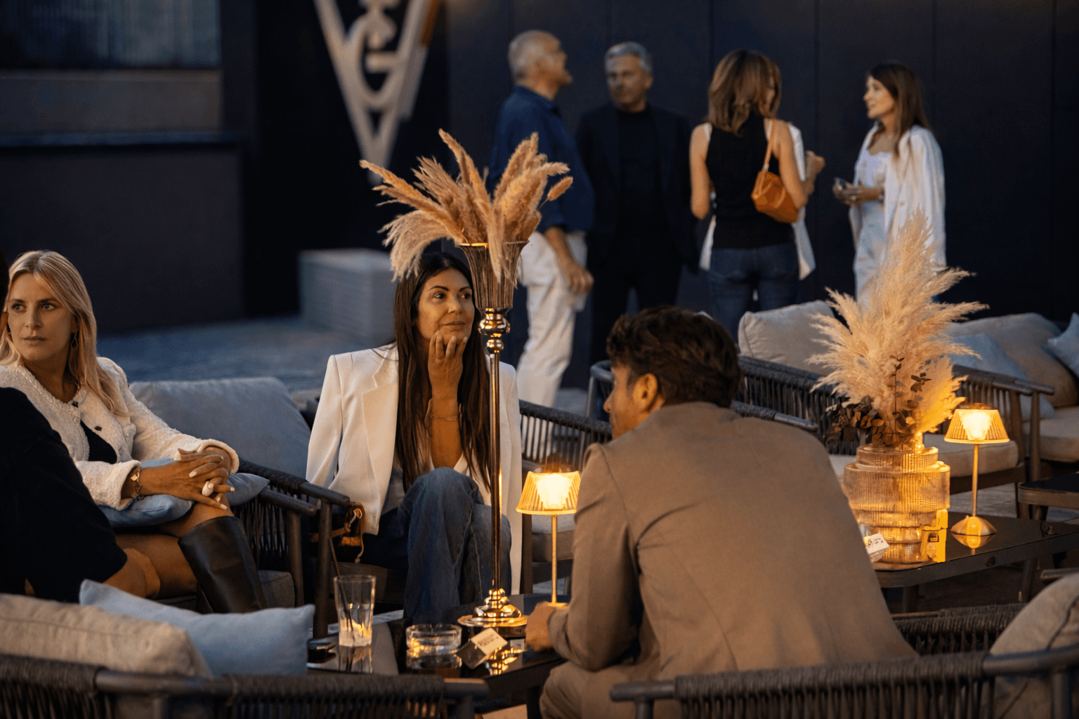 Evento aziendale con servizio banqueting in Lombardia, ospiti in area lounge durante la serata