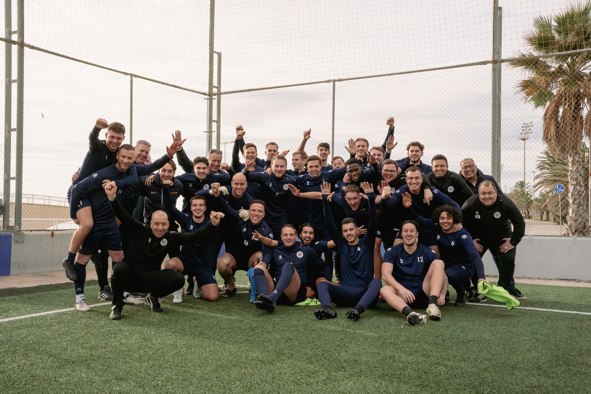Voetbalteam uit Nederland op trainingskamp in Barcelona tijdens Pinksteren