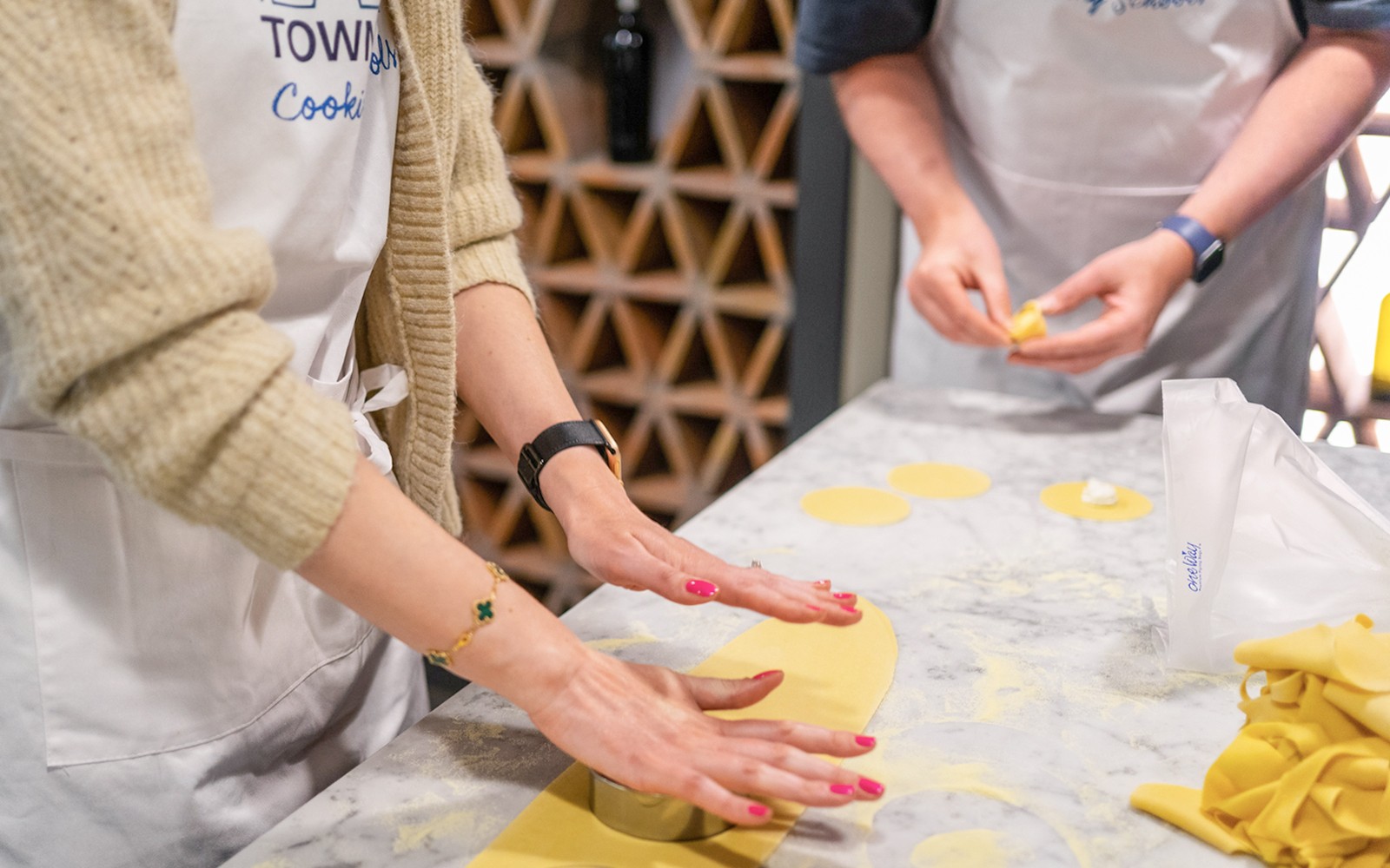 在罗马的意大利面烹饪课程中，双手揉面团。