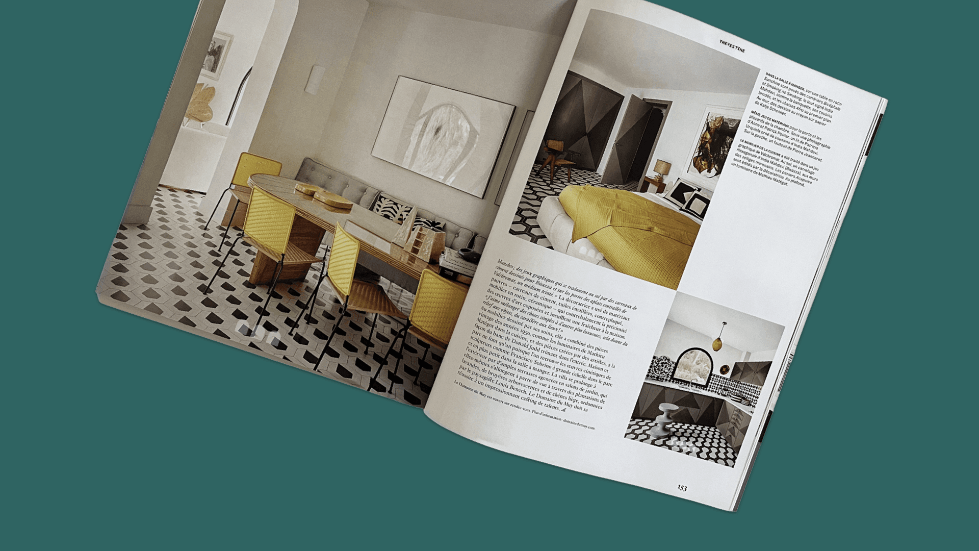  Une page de magazine présentant un projet d'intérieur aux lignes nettes et aux contrastes frappants. Ce visuel illustre le concept de création d'espaces de vie qui mélangent modernité et héritage architectural, en jouant sur la géométrie et la simplicité des formes.