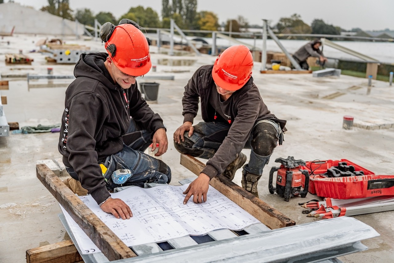 Medewerkers Steeg en van Harten - bouwtekening doornemen