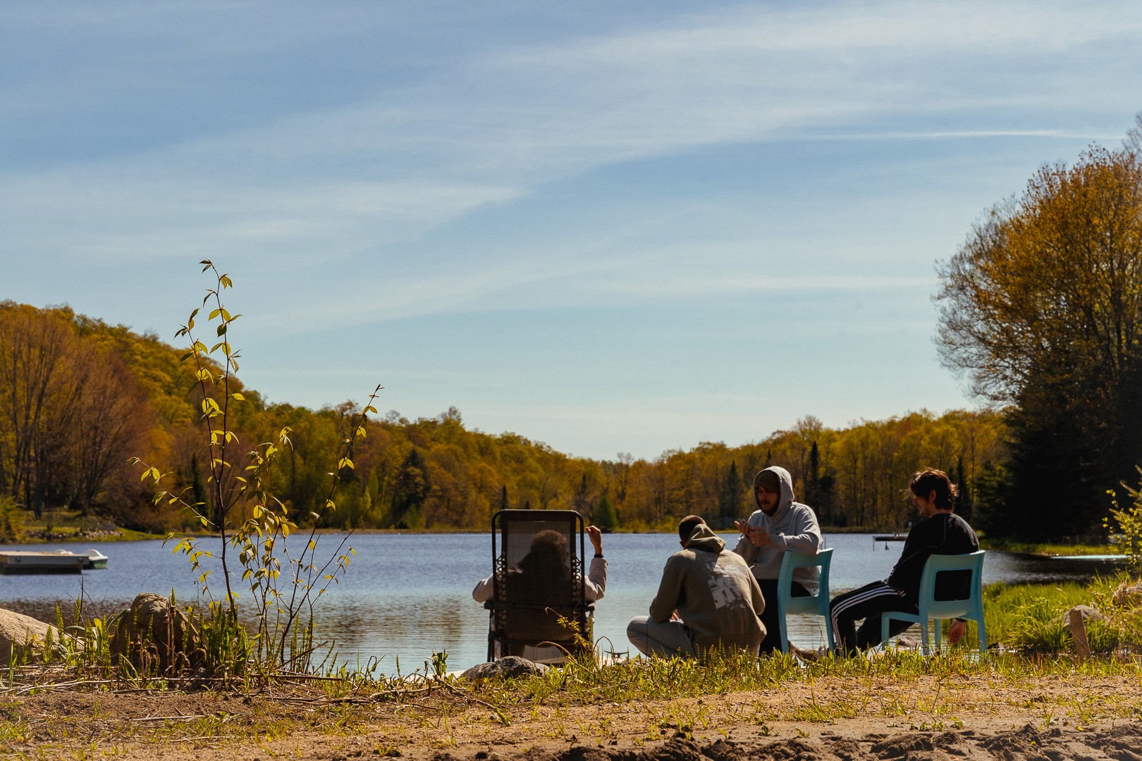Scène tranquille au bord d'un lac avec des amis en pleine nature à Brownsburg-Chatham.
