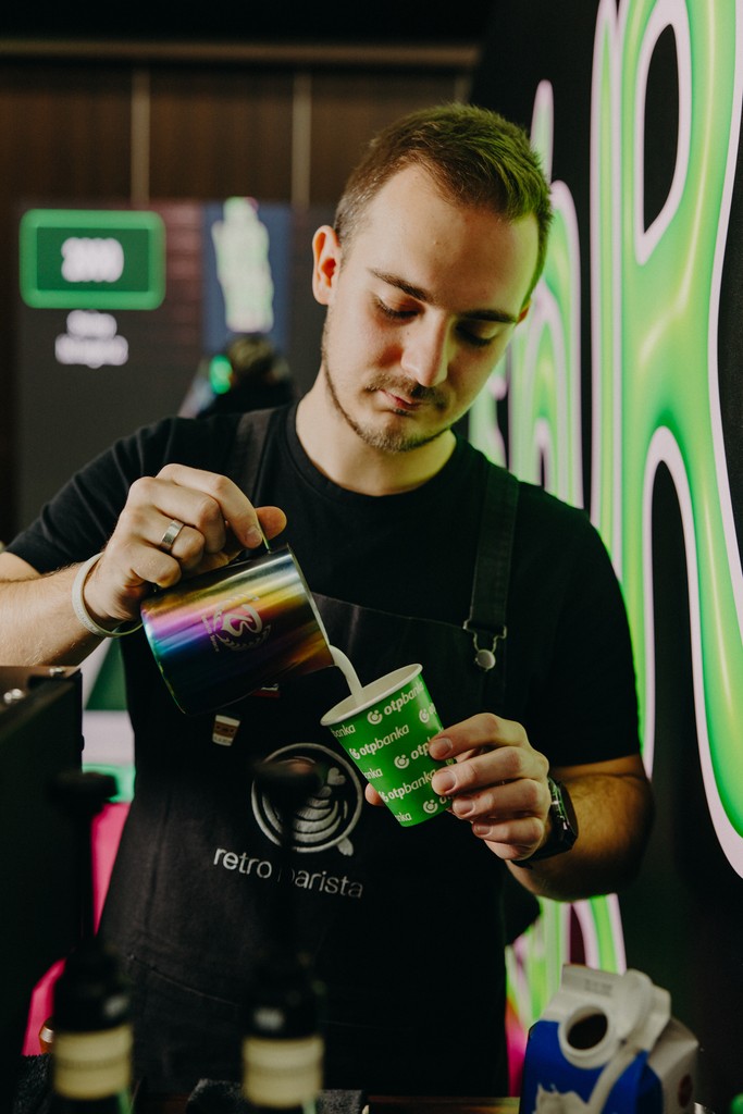 Barista priprema capuccino, coffee catering