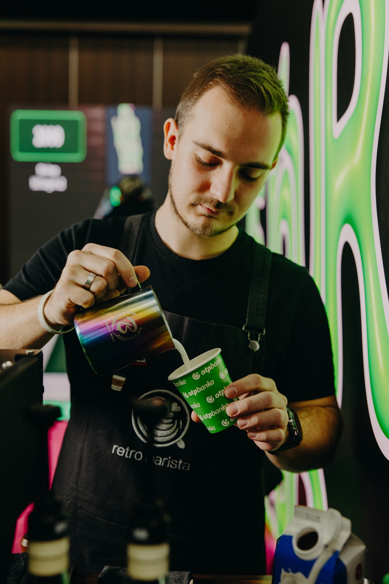 Barista priprema capuccino, coffee catering