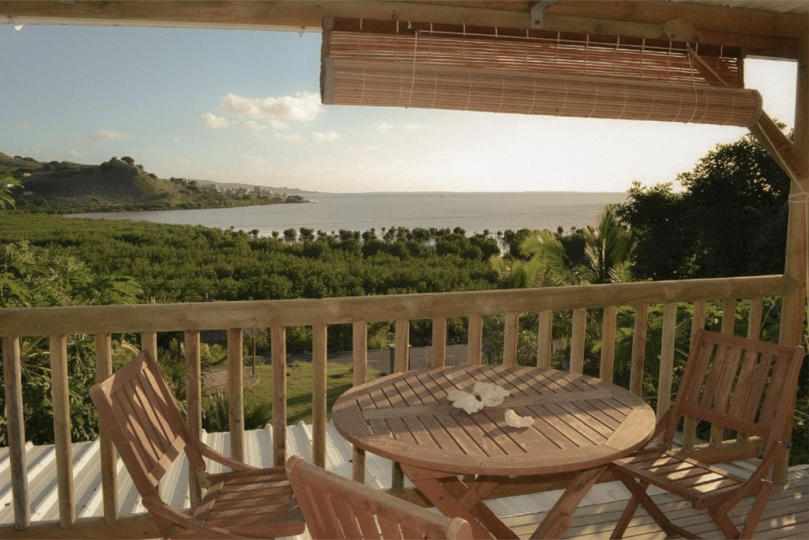 la cabane dete petit-déjeuner terrasse coucher de soleil baie malgache rodrigues guesthouse