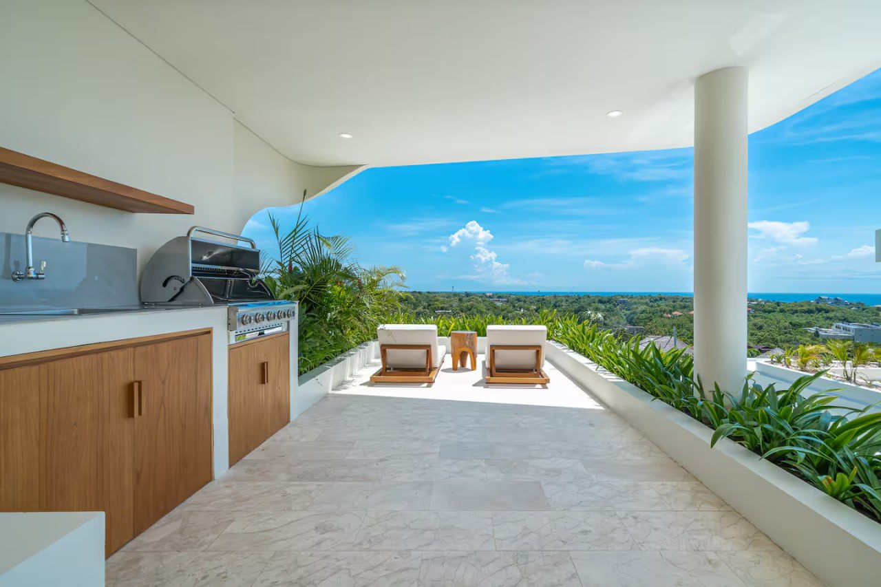 3-bedroom villa with panoramic ocean views in Bingin