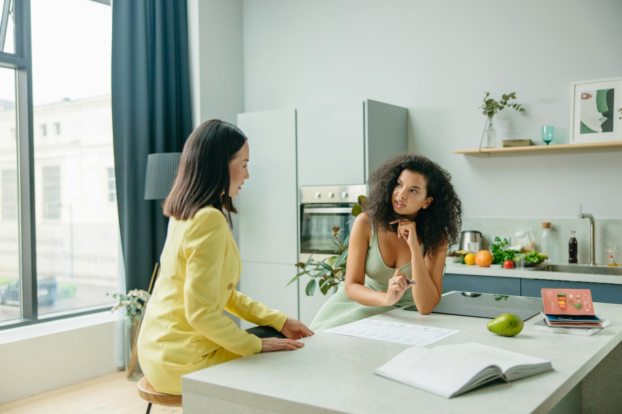 A dietician and her client chatting at a desk