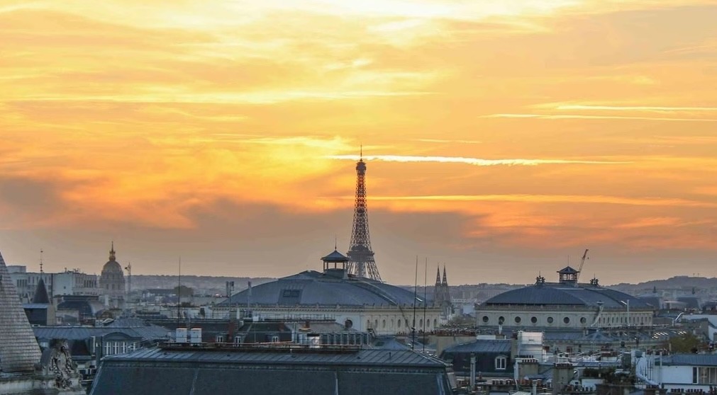 vue rooftop paris avec tour eiffel et coucher de soleil sur paris