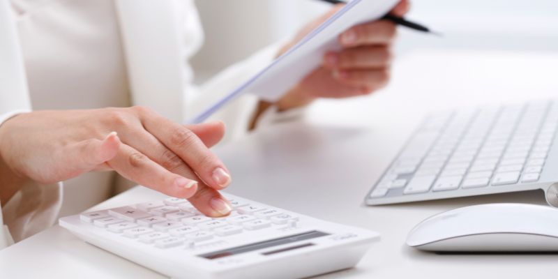 A Malaysian F&B business owner calculating profit and costs