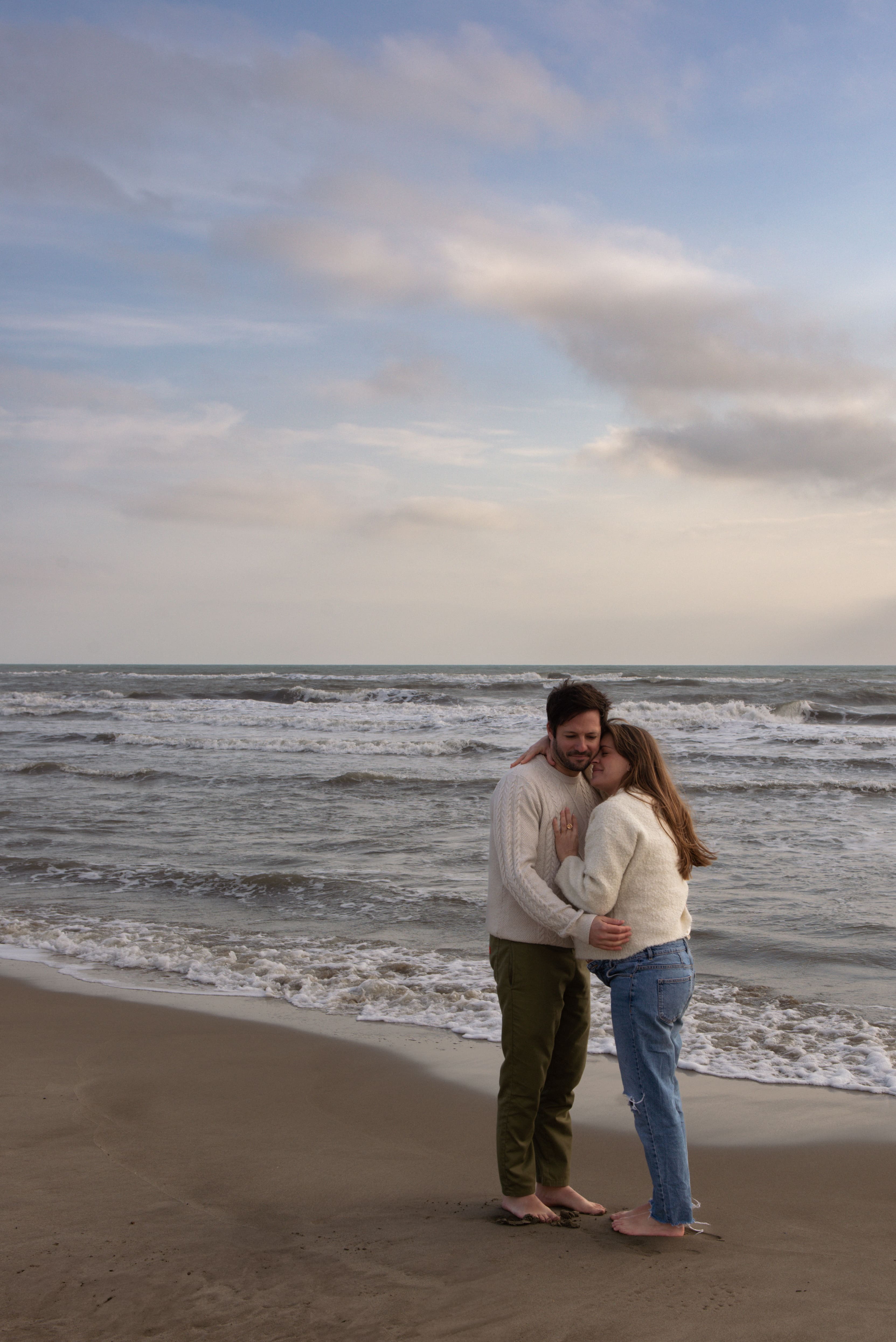 Photographe couple à la mer / coucher de soleil / lumière naturelle 
