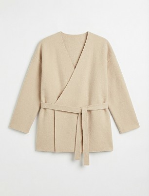 One model, three pants, three styles generated by AI 