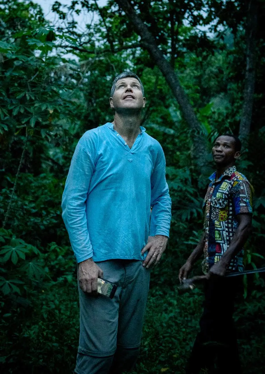 Zwei Projektpartner betrachten den Wald im PROJECT TOGO.