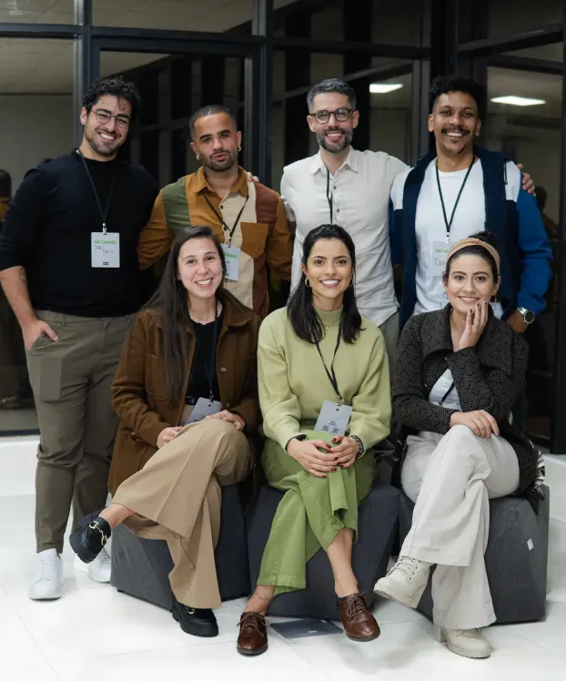 Alunos da Tera reunidos após desenvolver uma solução de Inteligência Artificial para auxiliar acompanhantes de idosos, exemplo de projeto criado por AI Builders.