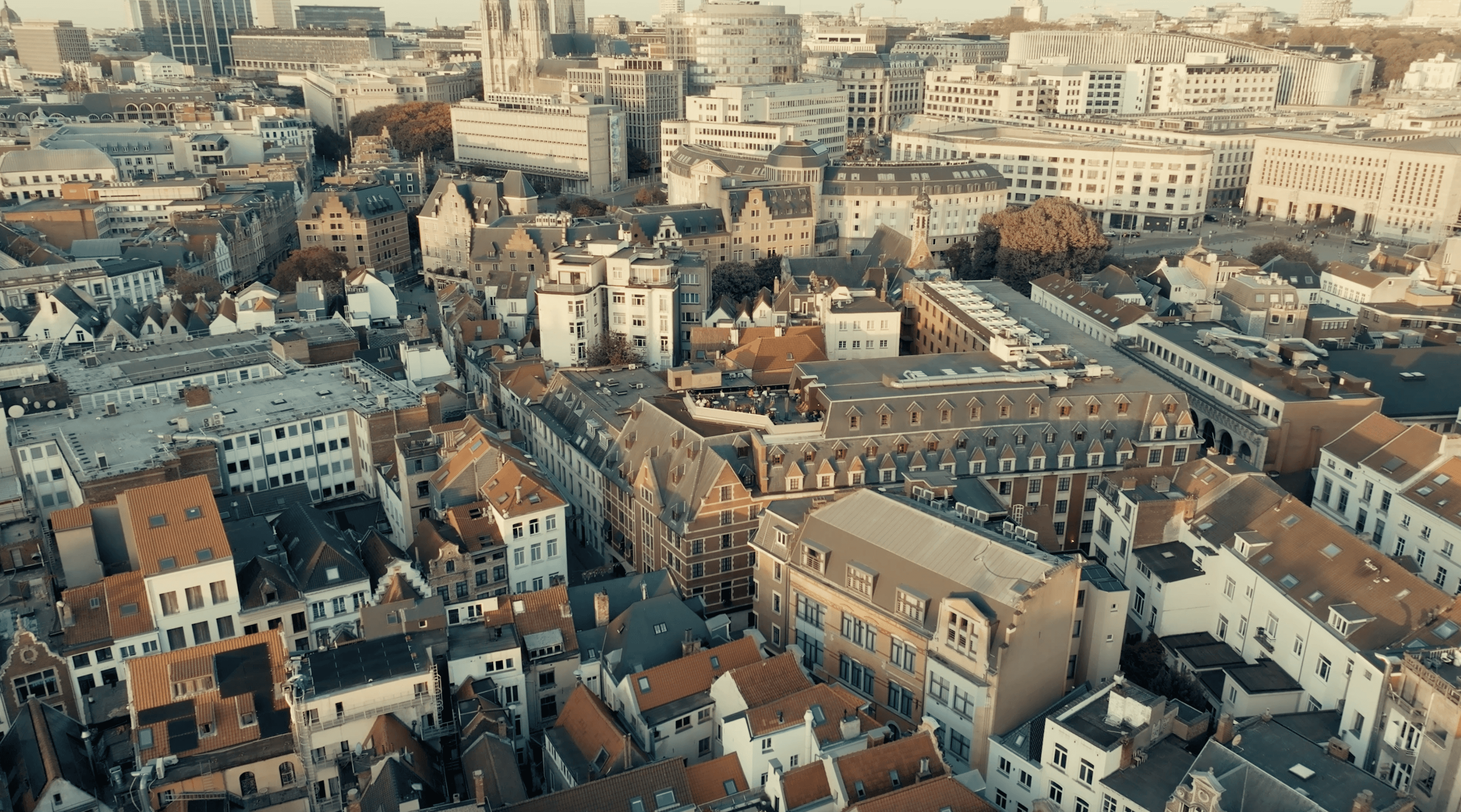 Vue drone du centre de Bruxelles capturée pour une production vidéo hôtelière