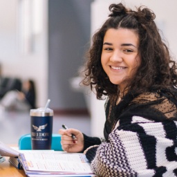 aluna estudando em sala de aula