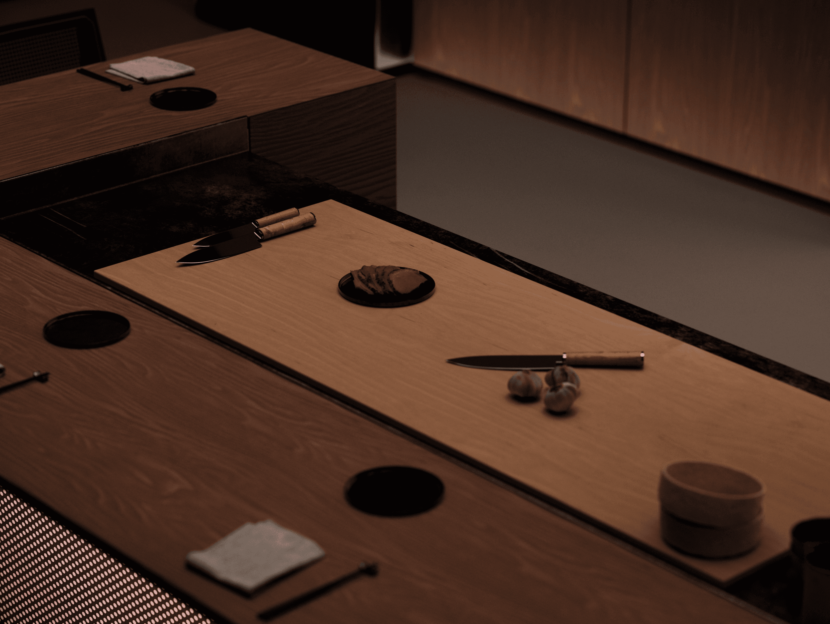 Rendu 3D détail du comptoir de cuisine d'un restaurant omakase, couteaux japonais et plan de travail en bois — Aure Moukala