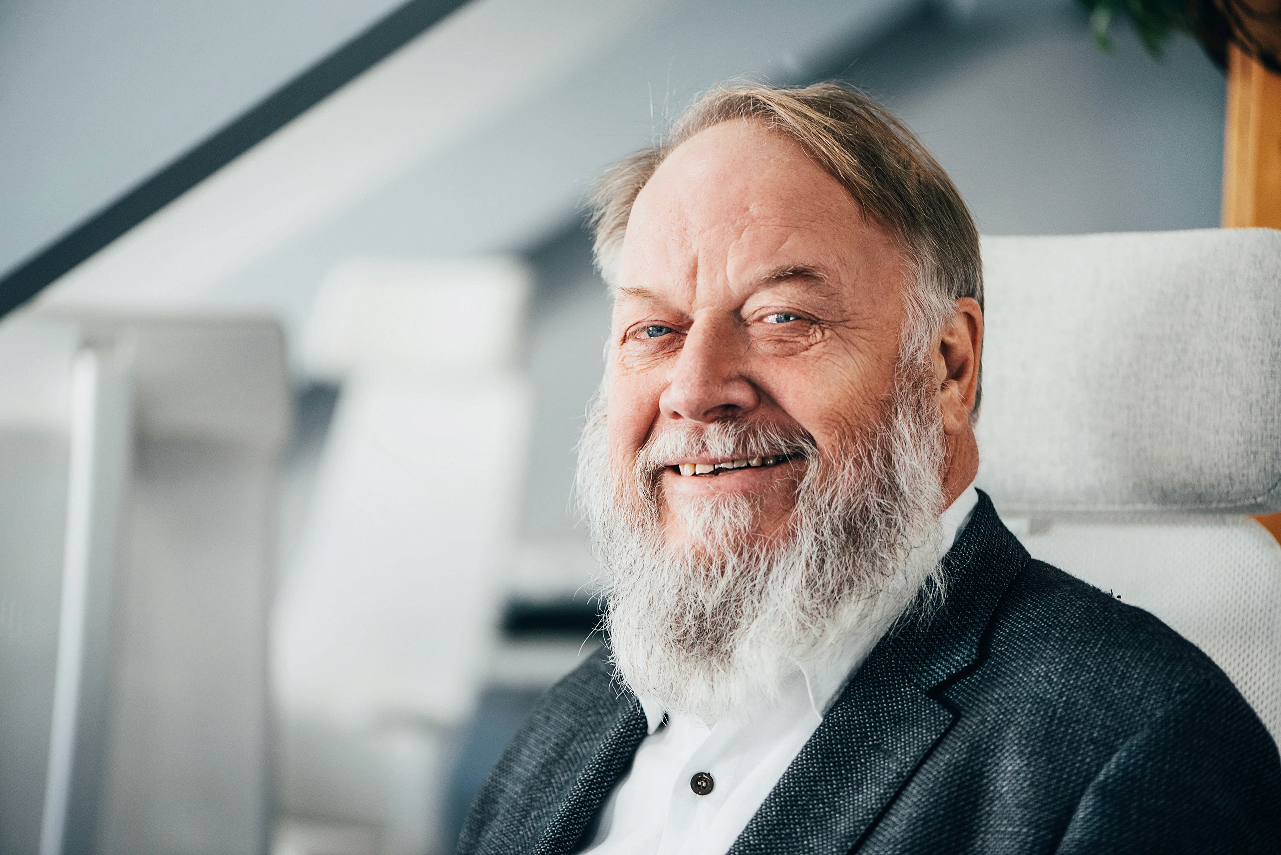 Portret direktora u kancelariji pod prirodnim osvetljenjem