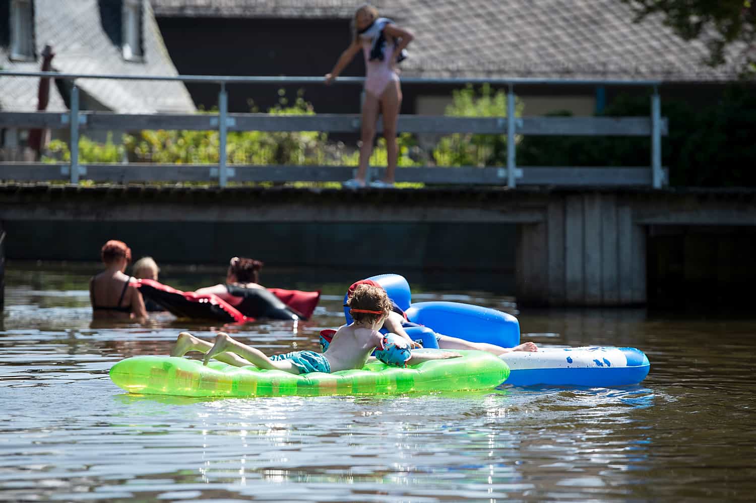 Kind mit Luftmatratze auf dem See