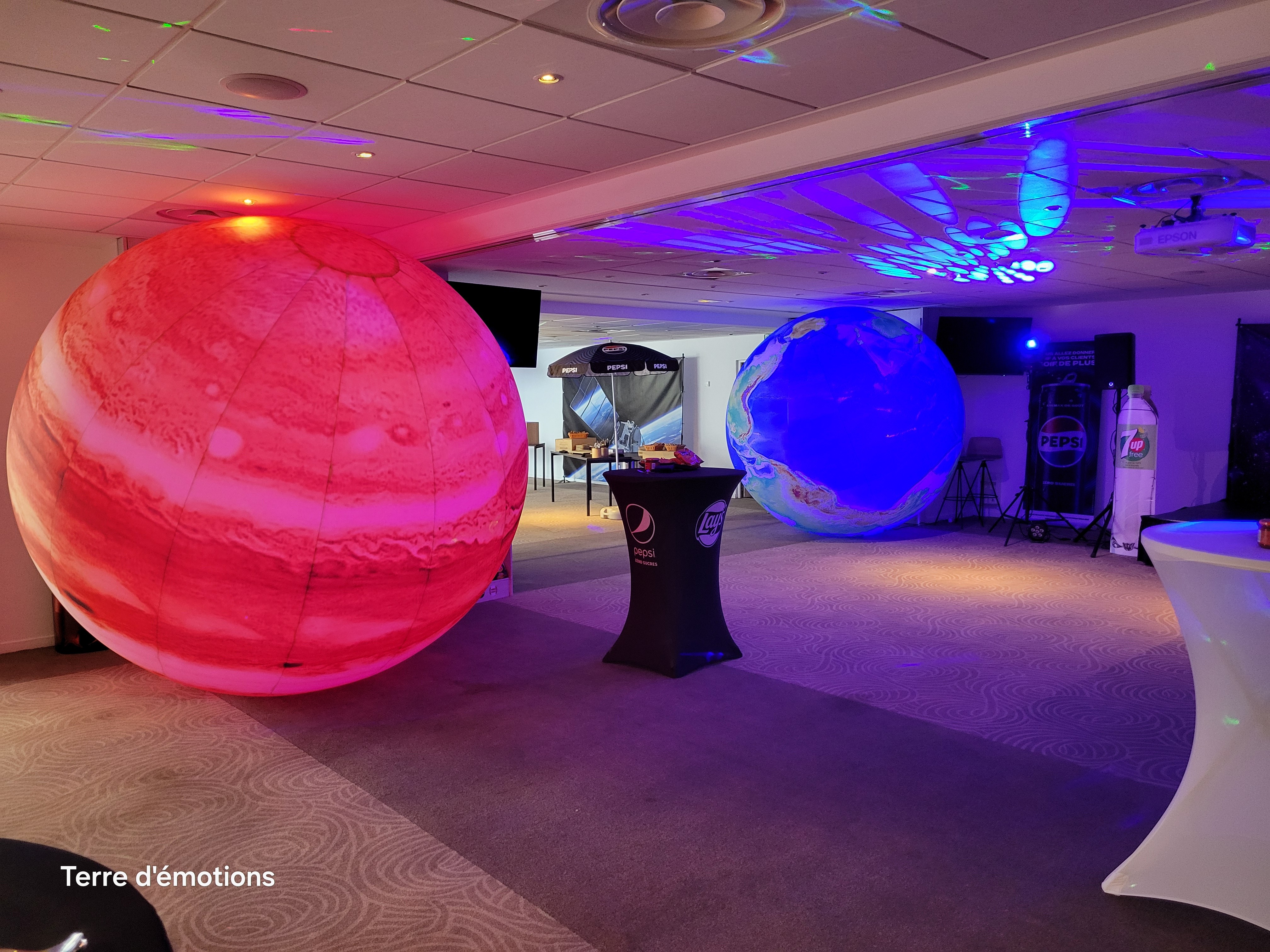 Décor animation et scénographie immersive thème espace cosmos pour soirée d’entreprise à Bordeaux