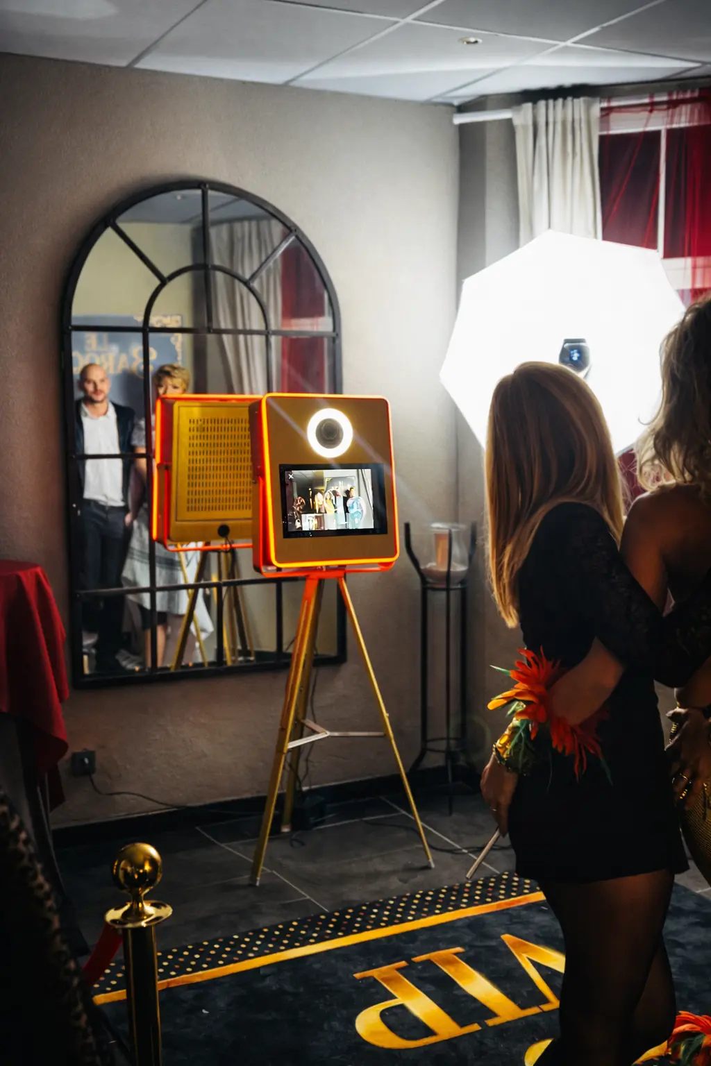 Personnes posant devant une borne photo