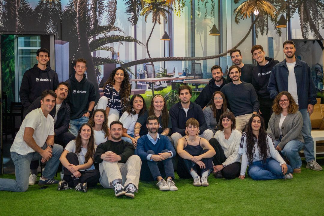 Foto di gruppo di un team d’ufficio eterogeneo sorridente. Lavoro di squadra.