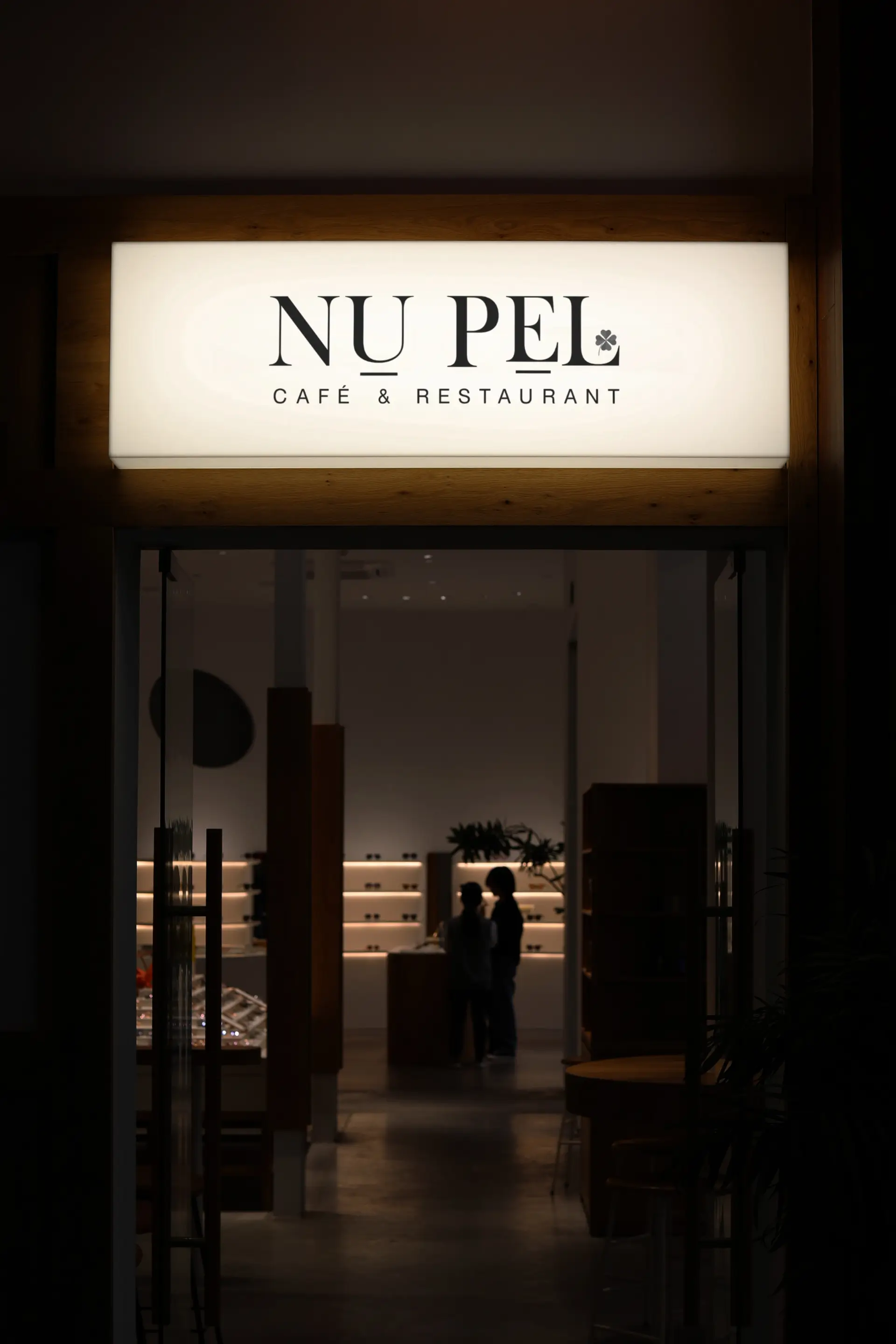 Leuchtendes Schild vor Restaurant