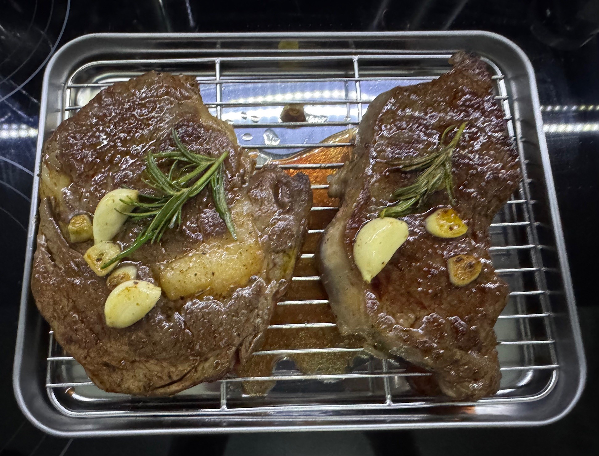 Steki na ruszcie z czosnkiem i rozmaryn.