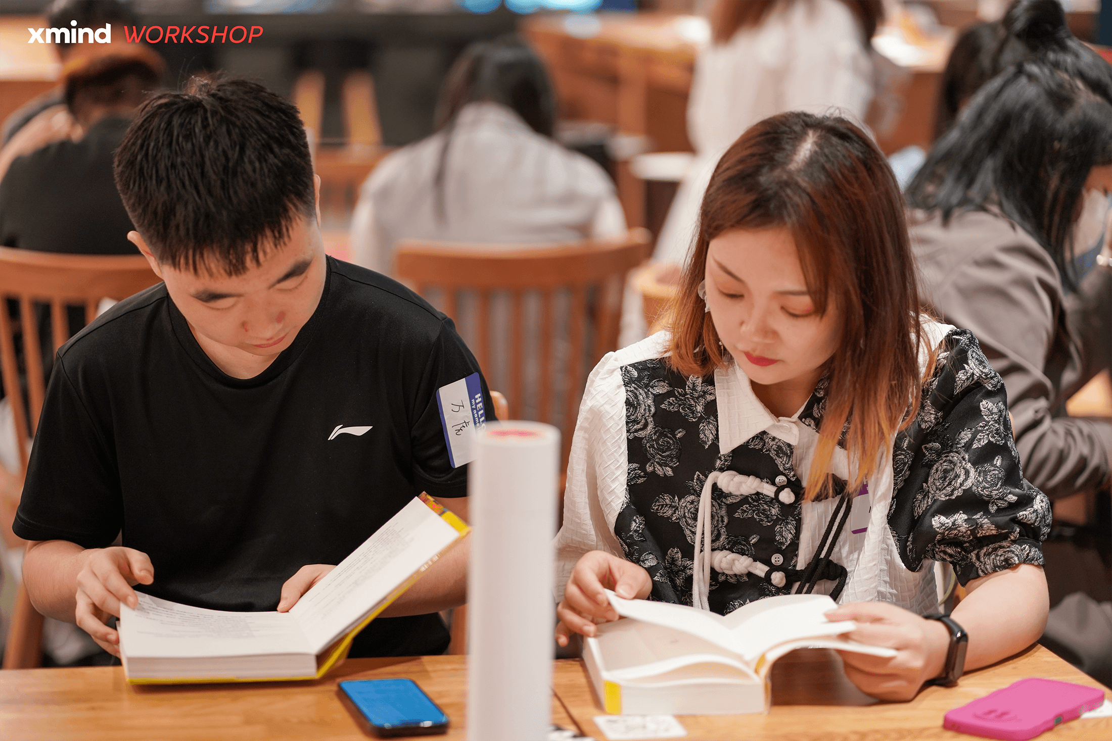 参与者专注阅读书籍