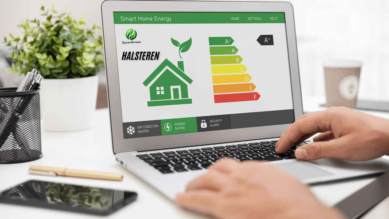 Laptop met energielabel-tool van SynerGroen, speciaal voor het aanvragen van energielabels in Halsteren. Het scherm toont een huisicoon met de tekst 'energielabel Halsteren' en energielabel-klassen van A+ tot F, met opties voor energiebesparing.