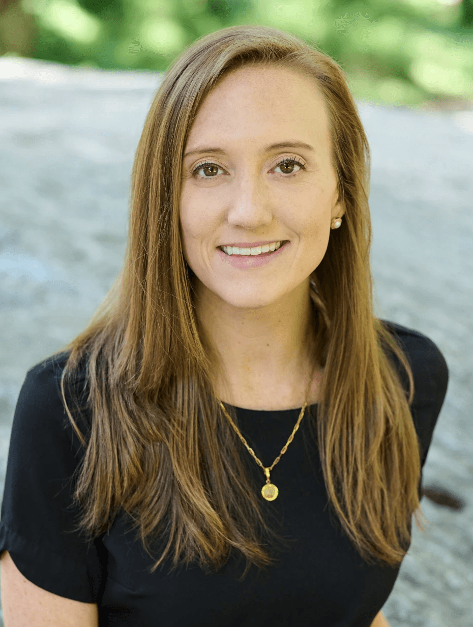 A headshot of Lindsay Smiling