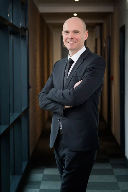Portrait Diecteur grandes écoles dans couloir d’entreprise — photographie corporate Lille Nord | Anteale Yann Manac’h