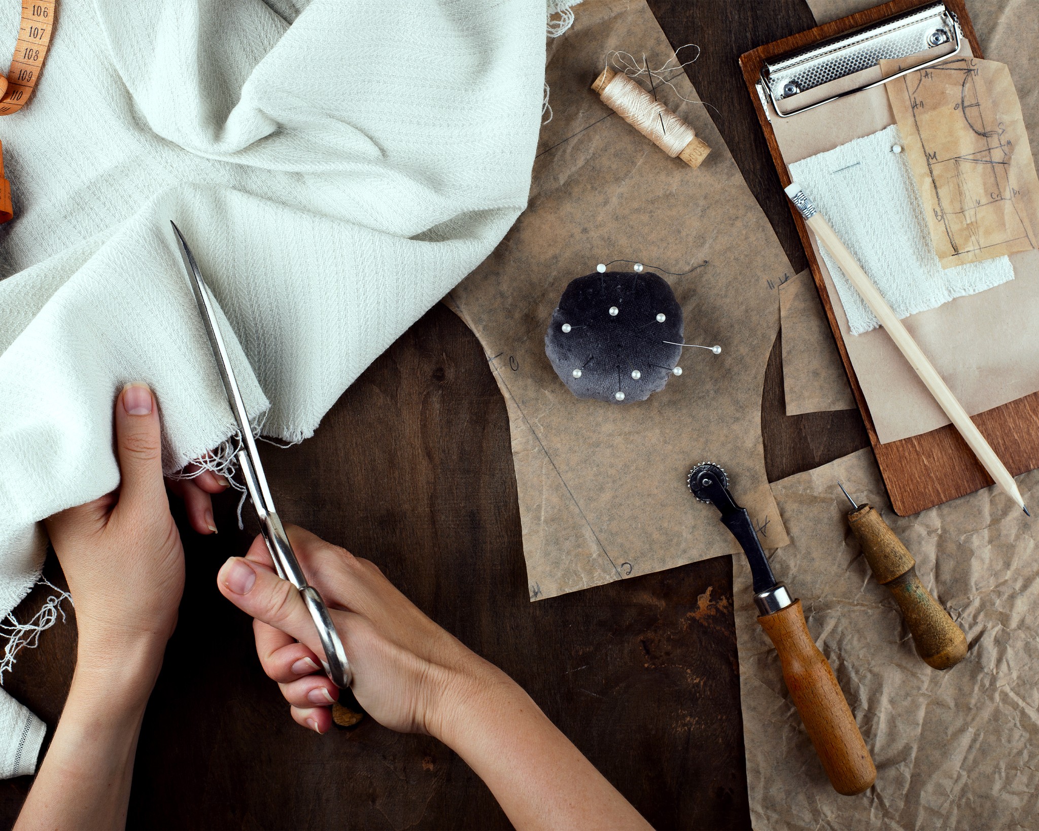 tapeceiro recortando tecido