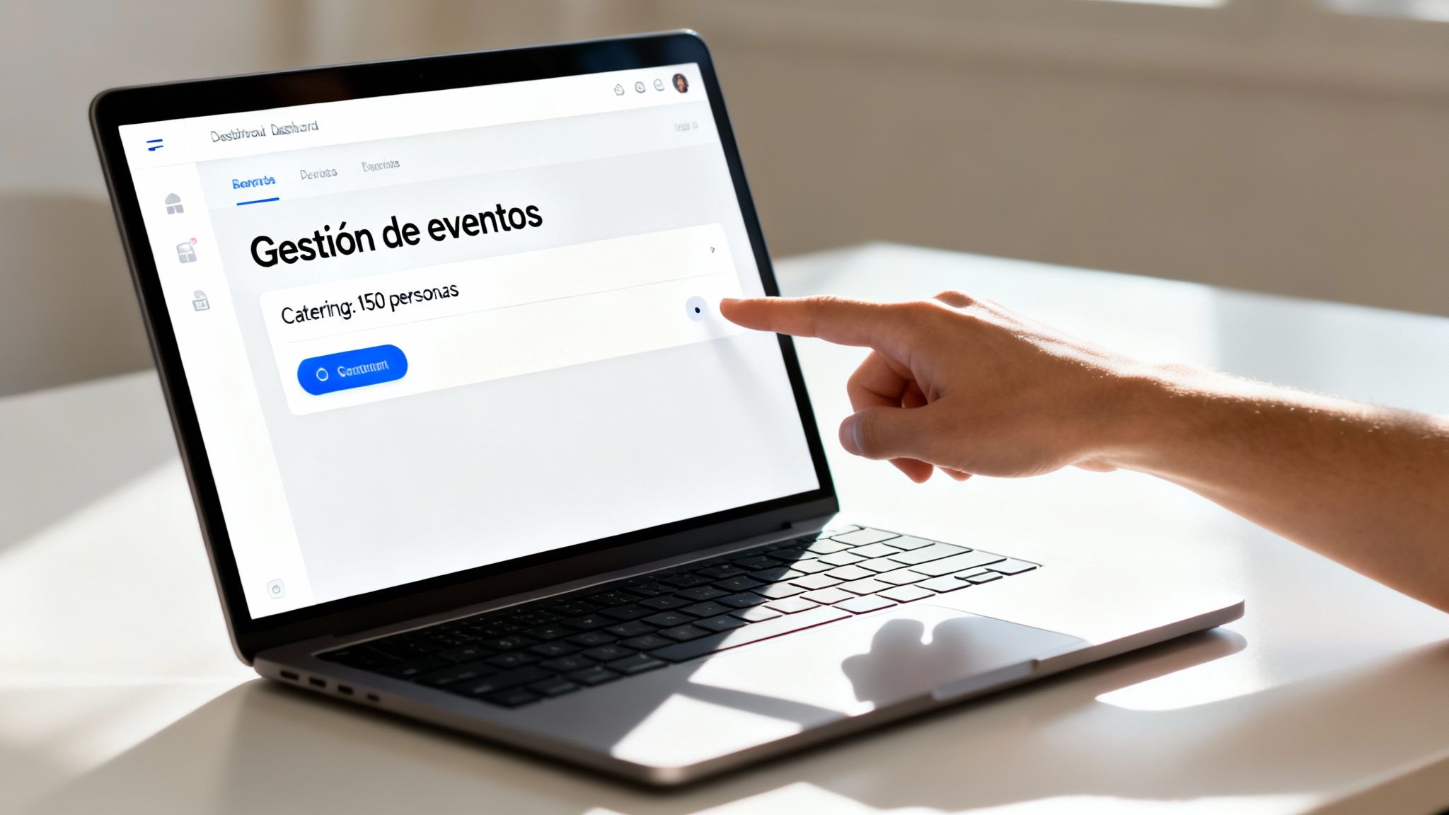 Persona interactuando con software de gestión de eventos en un portátil, mostrando detalles de catering para 150 personas.
