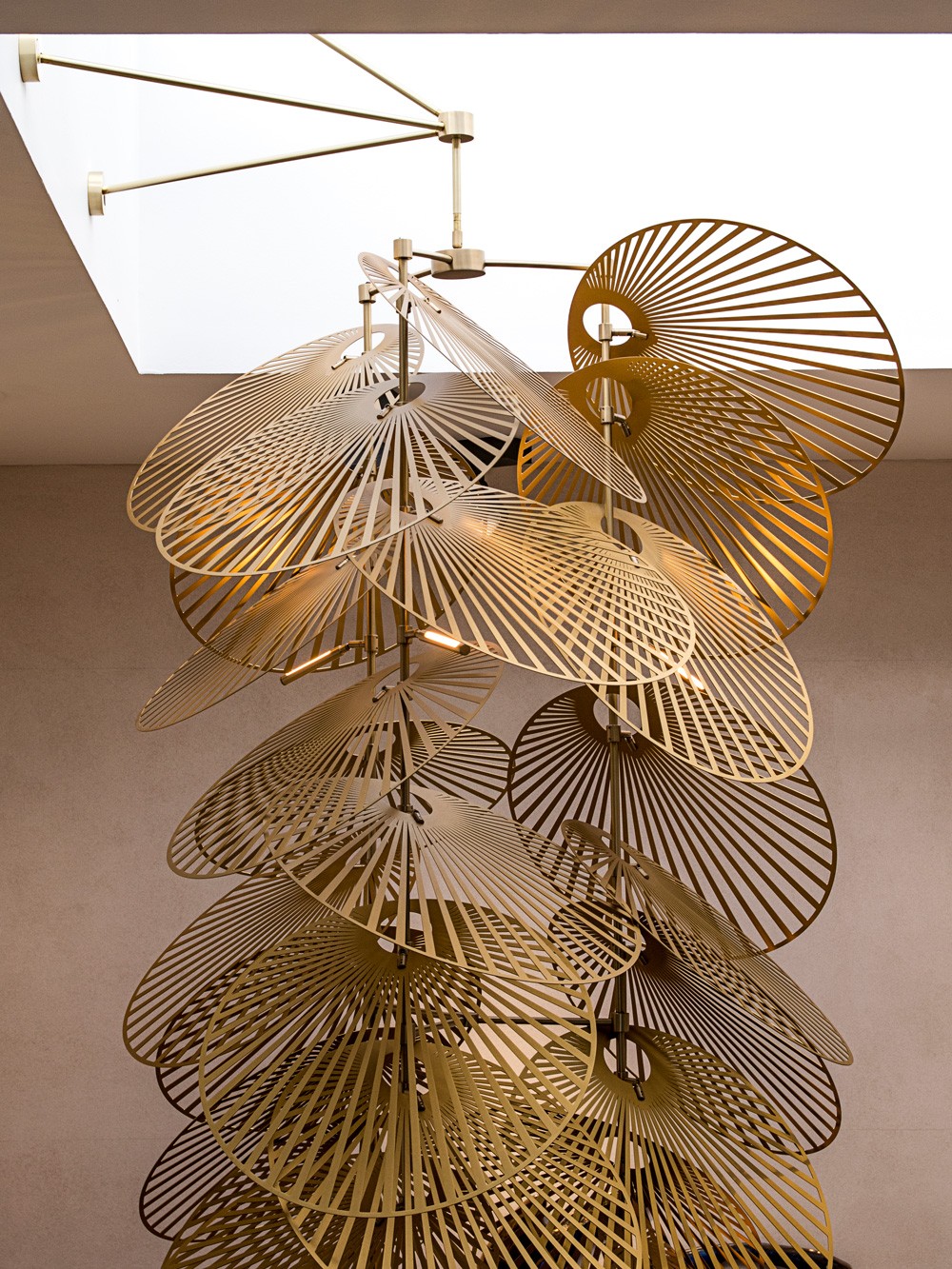 Leaf modular light system – sculptural aluminium discs with integrated LEDs