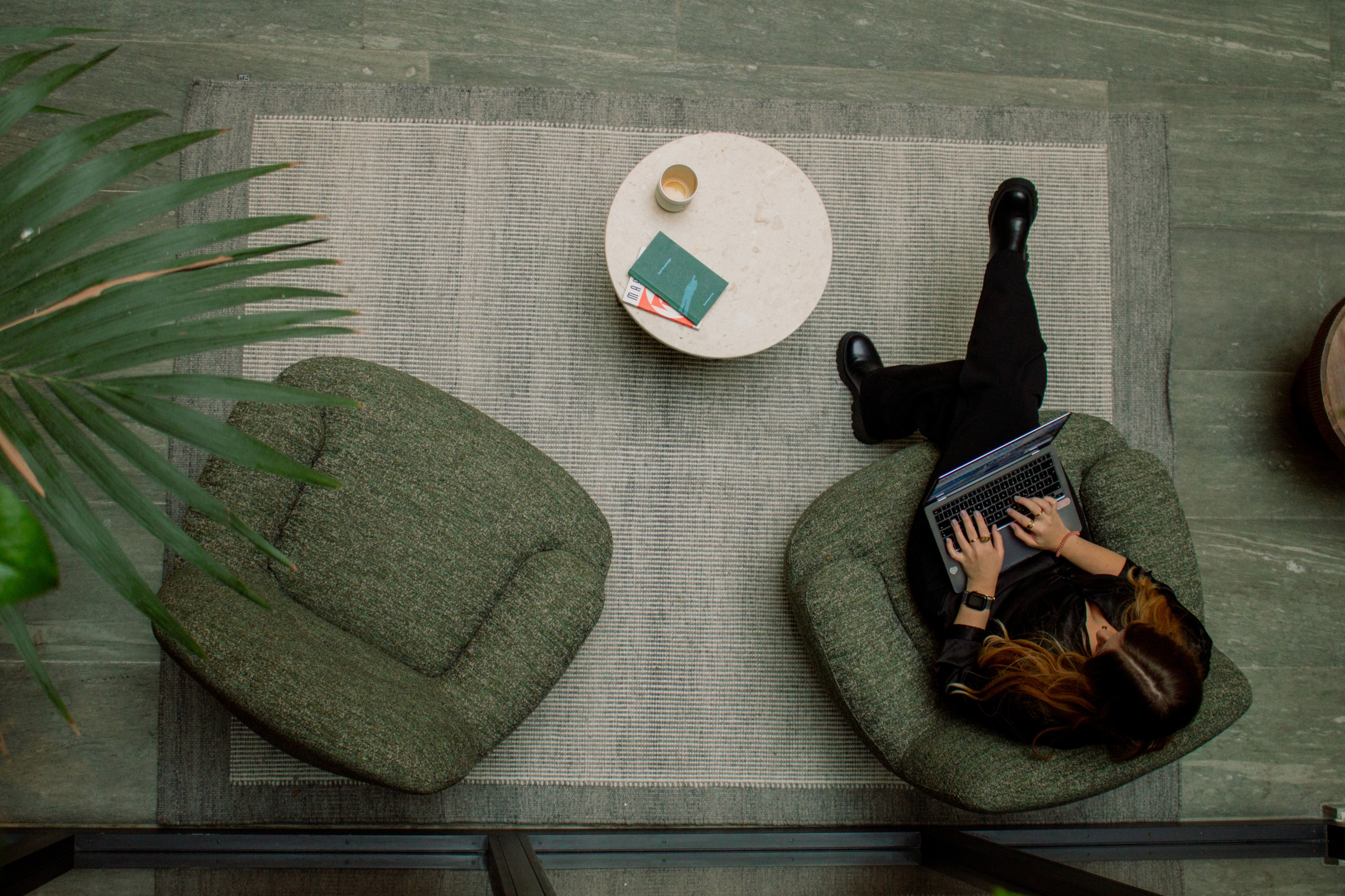 a personal branding and linkedin consultant for marketers and founders + content creator