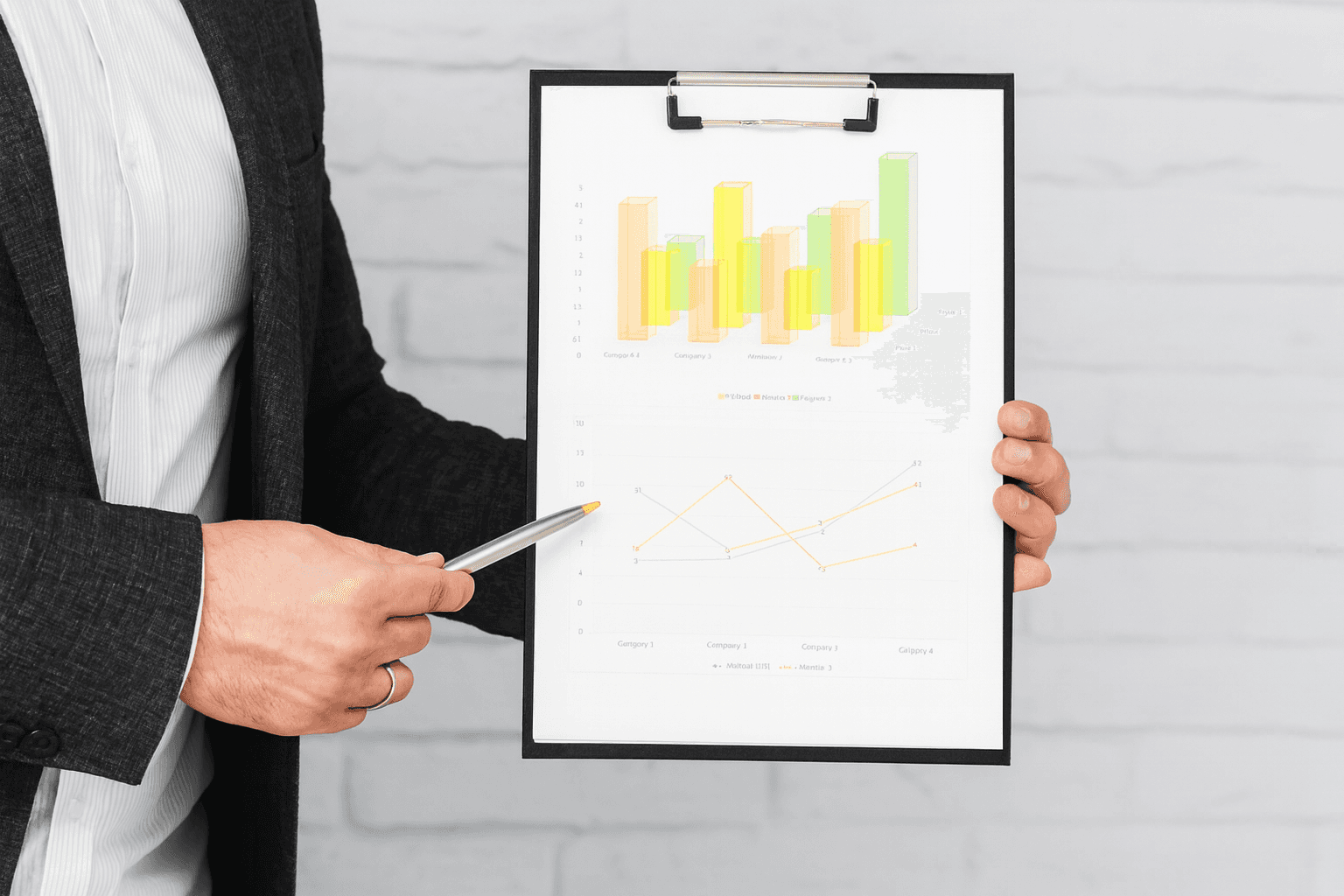 Un homme tenant une planchette avec des graphiques colorés et pointant avec un stylo, symbolisant l’analyse des performances de ventes et du Best Sellers Rank (BSR) sur Amazon.