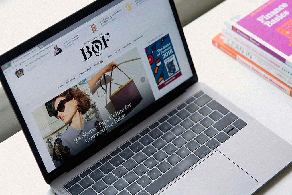 Une personne fait des achats sur une boutique en ligne depuis un ordinateur portable.