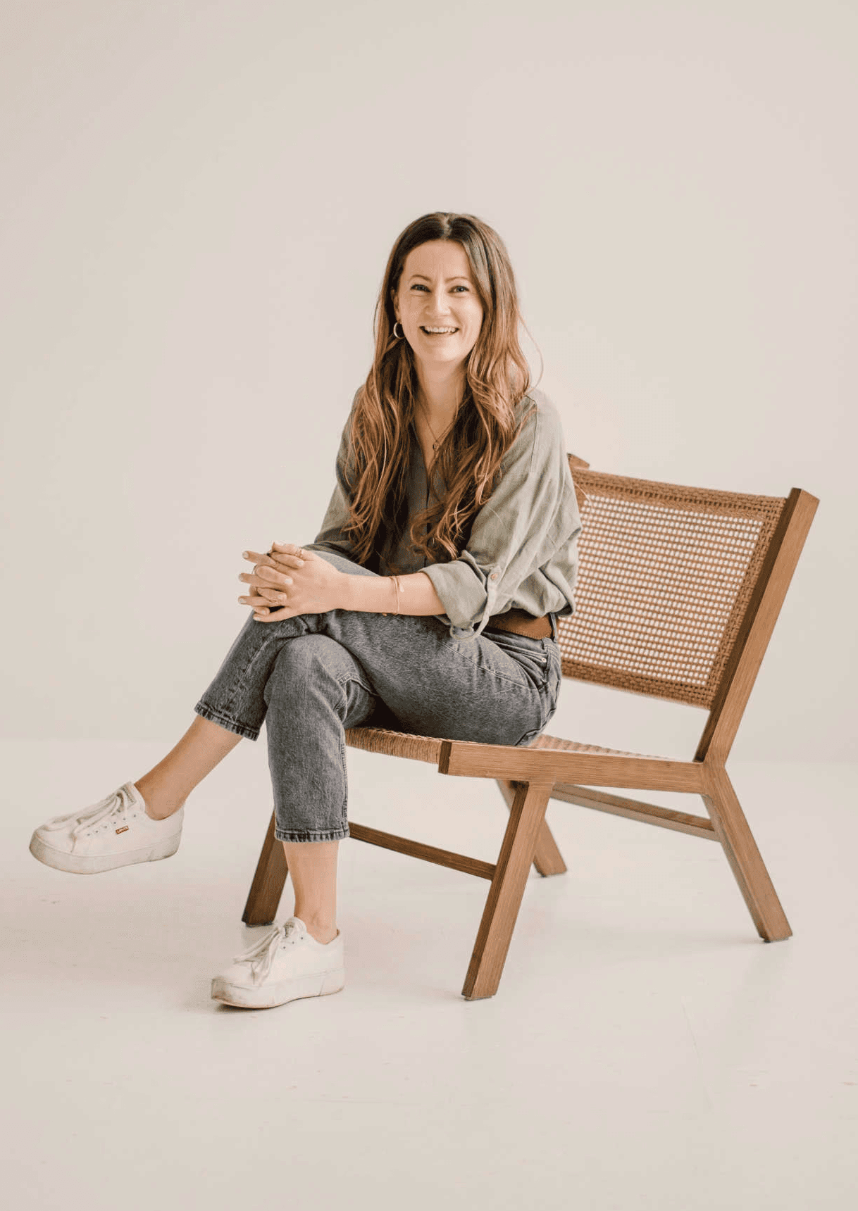 Franzi sitzt auf Stuhl