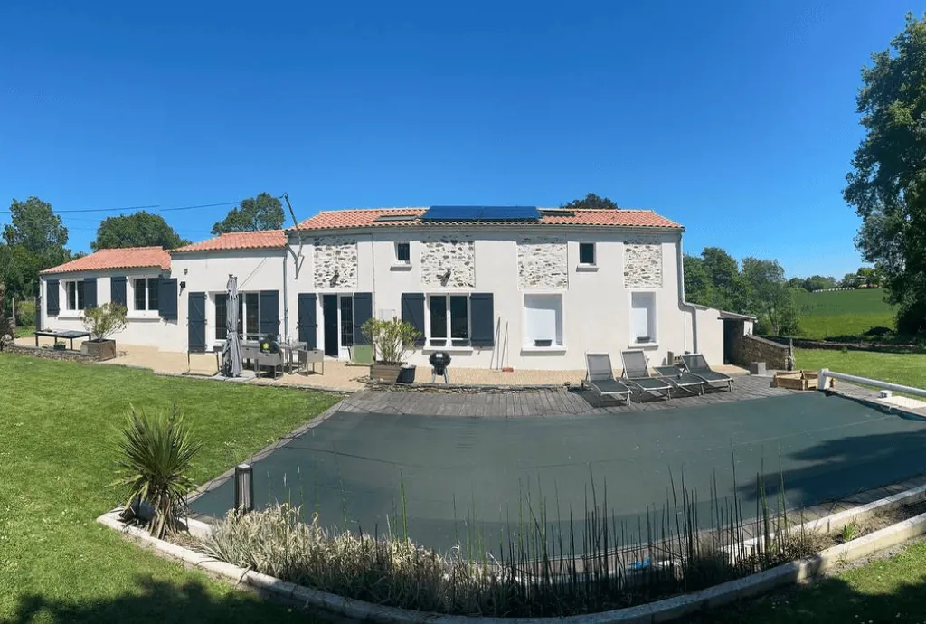 Photo d'une maison à Orée-d'Anjou dans le Pays de la Loire équipée de panneaux photovoltaïques dont l'installation a été faite par Solarock.