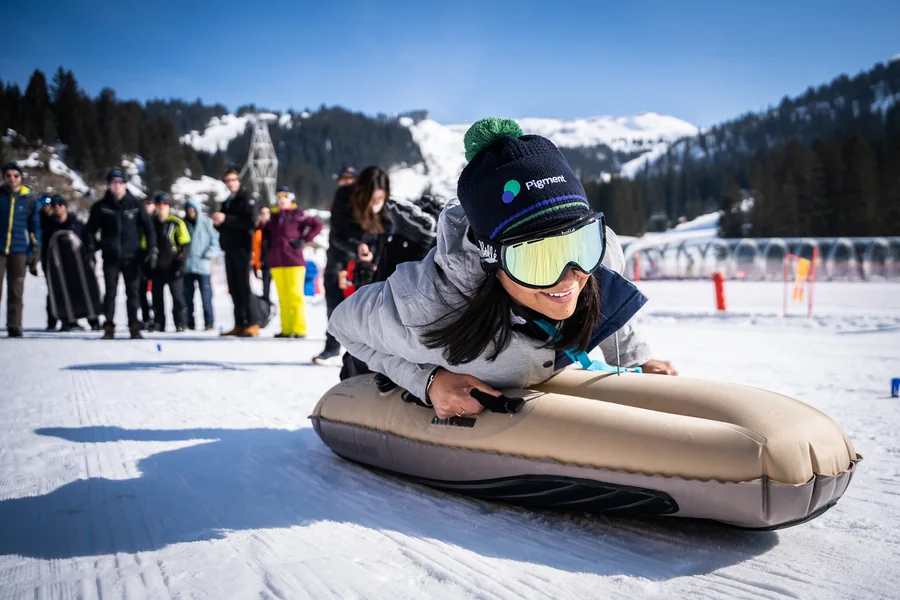 Participante sur une luge gonflable pendant une activité de séminaire d’entreprise à Flaine.